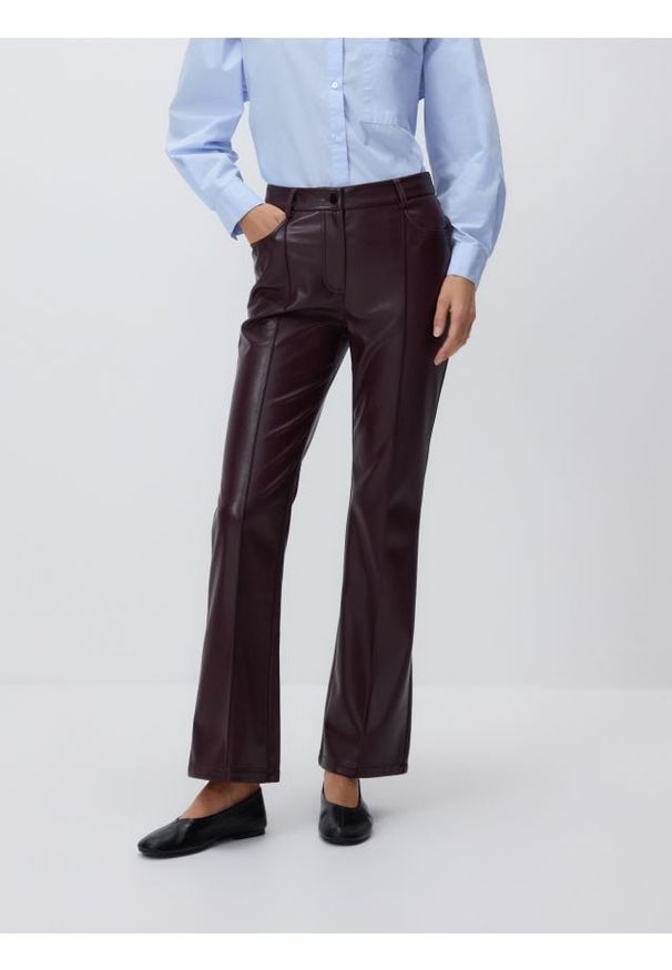 Reserved - Spodnie z imitacji skóry - bordowy. Kolor: czerwony. Materiał: skóra