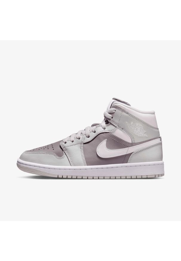 Nike Air Jordan 1 Mid Photon Dust Atmosphere Sneakersy damskie. Okazja: na co dzień. Kolor: szary. Materiał: guma, skóra. Szerokość cholewki: normalna. Model: Nike Air Jordan
