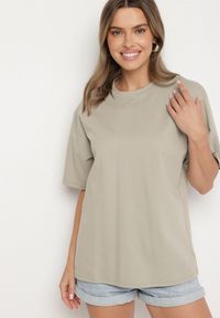 Born2be - Ciemnobeżowy Bawełniany Klasyczny T-shirt Merovira. Okazja: na co dzień, na randkę. Kolor: beżowy. Materiał: bawełna. Styl: klasyczny #4