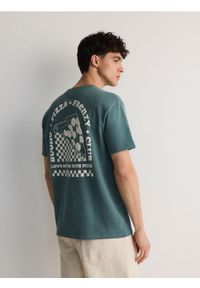 Reserved - T-shirt regular z haftem - morski. Kolor: morski. Materiał: dzianina, bawełna. Wzór: haft