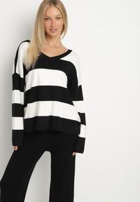 Born2be - Czarny Dzianinowy Komplet Szerokie Spodnie i Sweter w Paski Falesea. Kolor: czarny. Materiał: dzianina. Wzór: paski