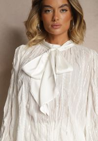 Renee - Biała Tłoczona Bluzka o Koszulowym Kroju z Ozdobnym Wiązaniem Sepalea. Okazja: na co dzień. Kolor: biały. Materiał: jeans. Długość rękawa: długi rękaw. Długość: długie. Styl: casual, elegancki