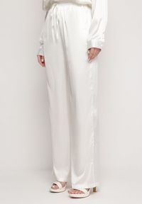 Born2be - Białe Szerokie Spodnie z Metalicznym Wzorem w Cienkie Paski Kleriame. Kolor: biały. Wzór: paski #2
