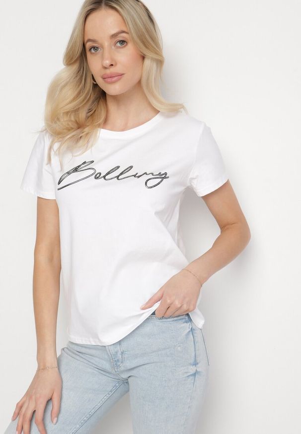 Born2be - Biały Bawełniany T-shirt z Ozdobnym Napisem Virretis. Okazja: na co dzień. Kolor: biały. Materiał: bawełna. Wzór: napisy. Styl: casual, klasyczny