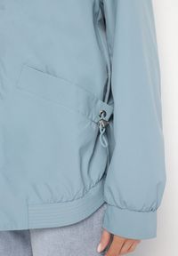 Born2be - Niebieska Kurtka Parka o Pudełkowym Kroju ze Ściągaczem w Talii i Kapturem Sesoliena. Okazja: na spacer, na co dzień. Kolor: niebieski. Materiał: jeans. Długość rękawa: długi rękaw. Długość: długie. Styl: casual, elegancki #4