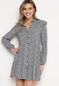 Born2be - Granatowa Rozkloszowana Sukienka Mini w Kwiaty z Falbankami na Ramionach Lorean. Okazja: na spacer, na imprezę. Typ kołnierza: kołnierz z falbankami. Kolor: niebieski. Materiał: materiał. Wzór: kwiaty. Sezon: lato. Styl: elegancki. Długość: mini #1