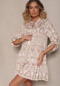 Renee - Beżowa Rozkloszowana Sukienka z Wiskozy w Etniczny Print z Wiązaniem z Frędzlami Ravpio. Typ kołnierza: dekolt w kształcie V. Kolor: beżowy. Materiał: wiskoza. Długość rękawa: długi rękaw. Wzór: nadruk. Styl: elegancki #4