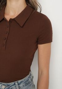 Born2be - Brązowy Bawełniany T-shirt Prążkowany Typu Polo z Guzikami Avelavia. Okazja: na co dzień. Typ kołnierza: polo. Kolor: brązowy. Materiał: prążkowany, bawełna. Styl: klasyczny, casual #3