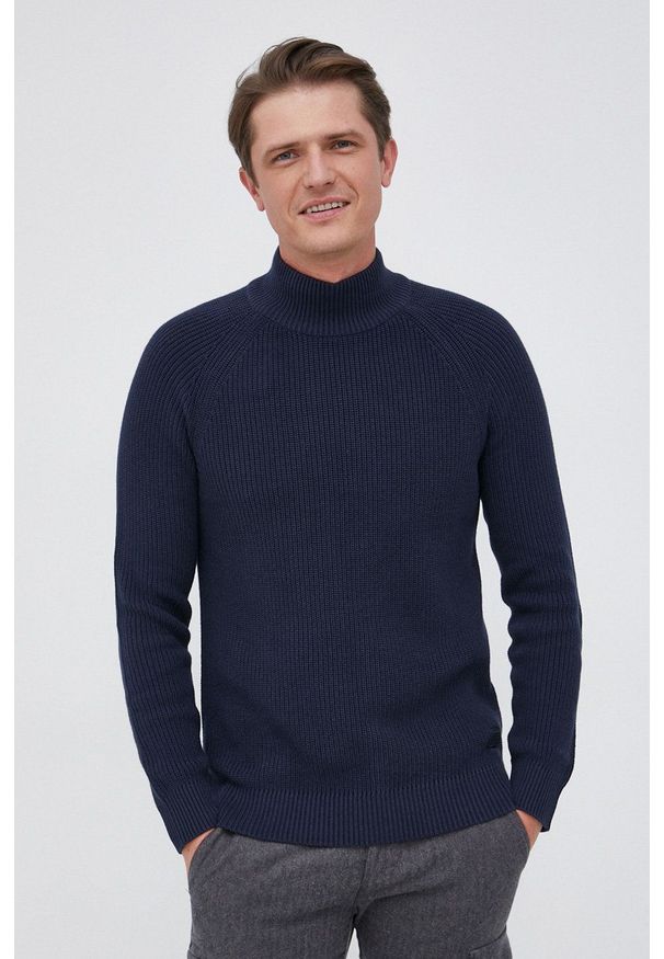 Selected Sweter bawełniany męski kolor granatowy z półgolfem. Okazja: na co dzień. Kolor: niebieski. Materiał: bawełna. Długość rękawa: raglanowy rękaw. Styl: casual