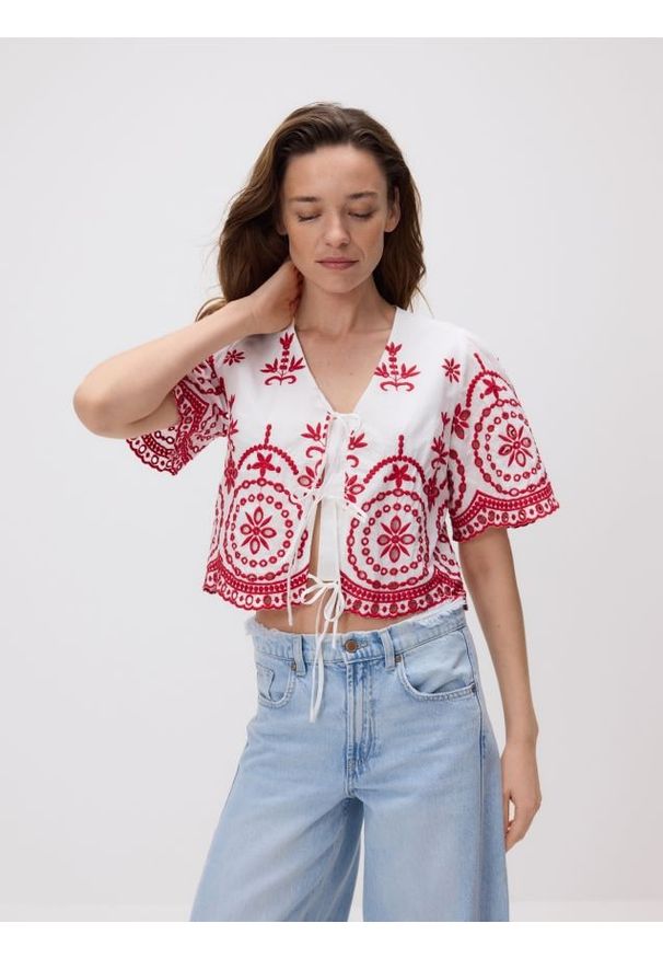 Reserved - Wiązana bluzka z haftowanym wzorem - czerwony. Kolor: czerwony. Materiał: tkanina, bawełna. Wzór: haft