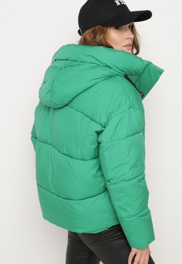 Born2be - Zielona Kurtka Pikowana o Pudełkowym Kroju z Kapturem i Ściągaczami Hediana. Okazja: na co dzień. Typ kołnierza: kaptur. Kolor: zielony. Materiał: jeans, materiał. Długość rękawa: długi rękaw. Długość: długie. Styl: casual, elegancki, sportowy