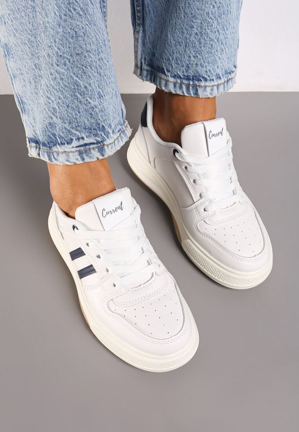 Born2be - Biało-Niebieskie Sneakersy na Płaskiej Podeszwie Ozdobione Paskami Noraria. Okazja: na co dzień. Zapięcie: pasek. Kolor: biały. Wzór: aplikacja. Obcas: na płaskiej podeszwie. Wysokość obcasa: niski