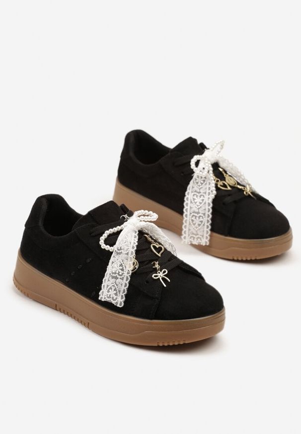 Renee - Czarne Sneakersy na Niskiej Platformie z Aplikacjami i Kokardkami Divienne. Okazja: na co dzień. Kolor: czarny. Materiał: jeans. Wzór: aplikacja. Obcas: na platformie