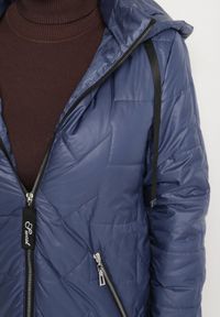 Born2be - Niebieska Pikowana Kurtka Ozdobiona Pikowaniem z Odpinanym Kapturem Falerosa. Okazja: na co dzień, na spacer. Kolekcja: plus size. Kolor: niebieski. Materiał: jeans. Wzór: aplikacja. Styl: casual #2