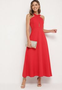Born2be - Czerwona Rozkloszowana Sukienka z Wiskozą i Dekoltem Typu Halter Dolienna. Typ kołnierza: dekolt halter. Kolor: czerwony. Materiał: wiskoza. Typ sukienki: rozkloszowane. Styl: elegancki #6