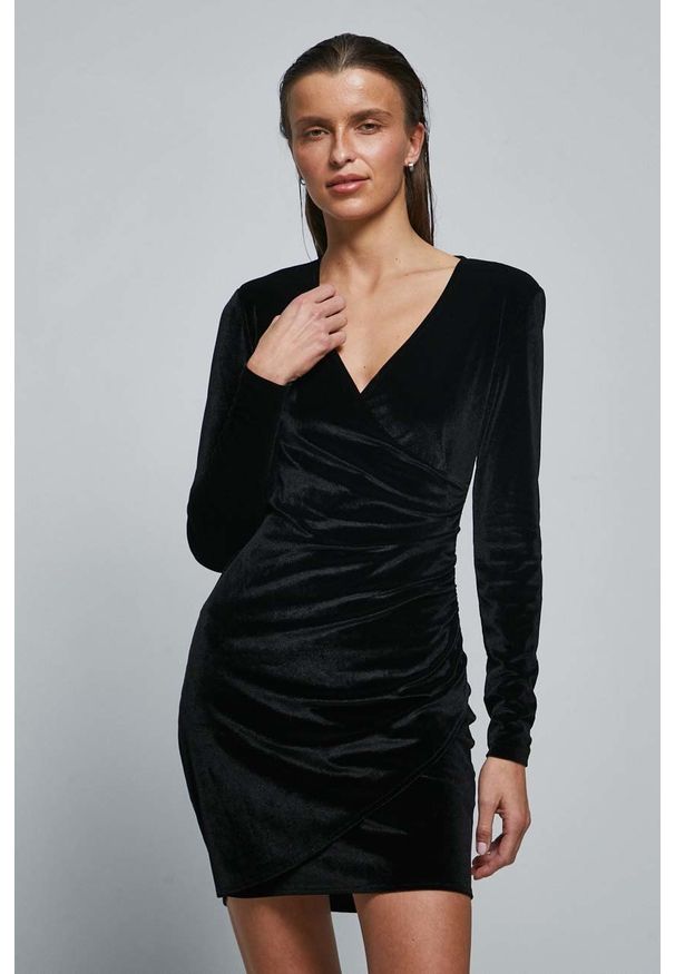 medicine - Medicine sukienka kolor czarny mini dopasowana. Kolor: czarny. Materiał: dzianina. Długość rękawa: długi rękaw. Wzór: gładki. Typ sukienki: dopasowane. Długość: mini