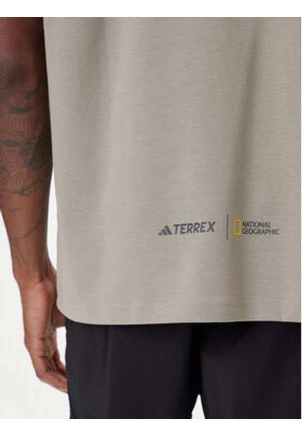 Adidas - adidas T-Shirt National Geographic KC2350 Beżowy Loose Fit. Kolor: beżowy. Materiał: bawełna