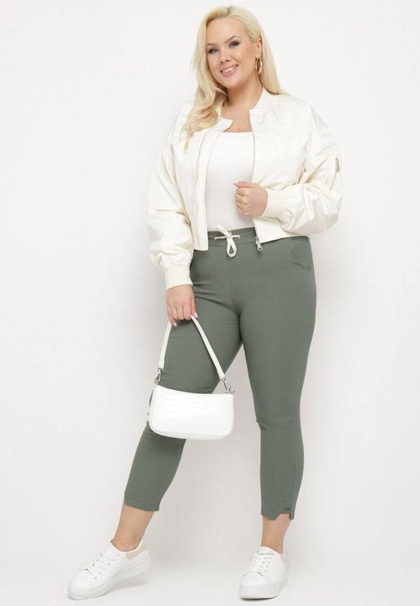 Born2be - Ciemnozielone Spodnie High Waist z Troczkiem w Pasie Istmena. Okazja: na co dzień, na spotkanie biznesowe. Stan: podwyższony. Kolor: zielony. Styl: biznesowy, elegancki, casual