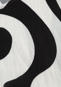 Born2be - Czarna Wiskozowa Bluzka Oversize z Krótkim Rękawem w Abstrakcyjny Wzór Ginedina. Okazja: na co dzień. Kolekcja: plus size. Kolor: czarny. Materiał: wiskoza. Długość rękawa: krótki rękaw. Długość: krótkie. Sezon: lato. Styl: casual, klasyczny #6