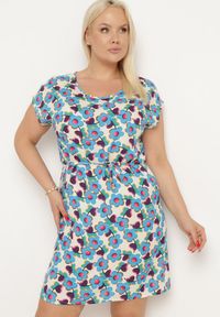 Born2be - Beżowo-Niebieska Pudełkowa Sukienka z Wiskozy Wiązana Sznurkiem w Talii Tiamadine. Okazja: na co dzień, na randkę, na spotkanie biznesowe. Kolor: beżowy. Materiał: wiskoza. Długość rękawa: krótki rękaw. Wzór: kwiaty. Styl: biznesowy, klasyczny, casual #6
