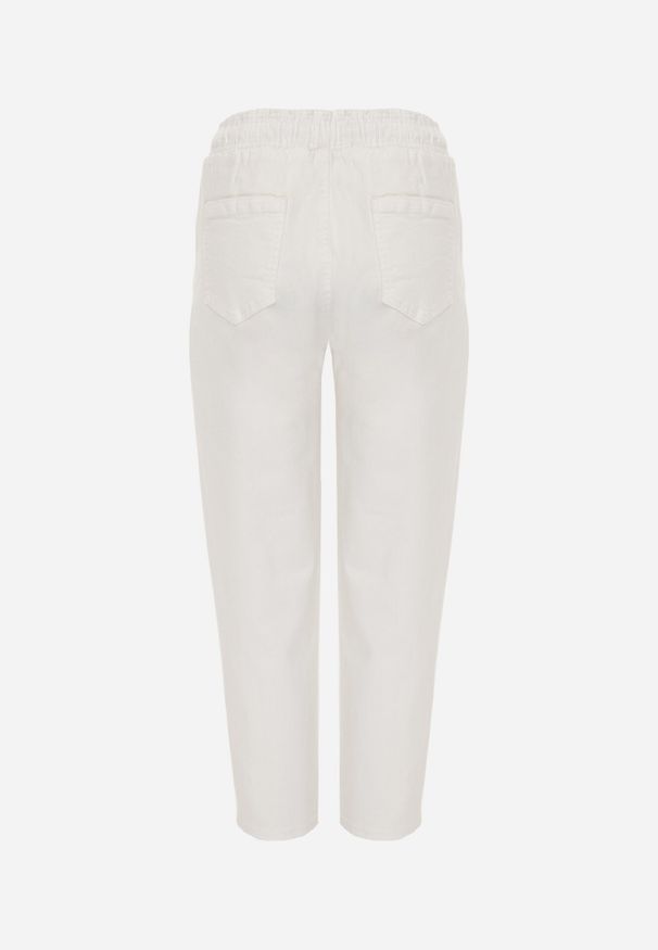 Born2be - Białe Jeansy z Bawełny o Kroju Mom Fit z Wysokim Stanem i Wiązaniem Drenlenne. Okazja: do pracy, na co dzień. Stan: podwyższony. Kolor: biały. Wzór: aplikacja. Styl: casual