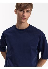 Reserved - T-shirt cropped boxy z efektem sprania - granatowy. Kolor: niebieski. Materiał: dzianina, bawełna #1