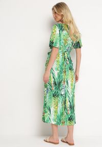 Born2be - Biało-Zielona Sukienka z Wiskozy z Kopertowym Dekoltem i Gumką w Pasie Julemia. Okazja: na spotkanie biznesowe. Kolor: biały. Materiał: wiskoza. Sezon: lato. Typ sukienki: kopertowe. Styl: biznesowy, elegancki #5