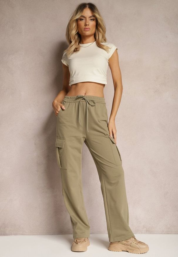 Renee - Zielone Spodnie dresowe z Bawełny z Szerokimi Kieszeniami Cargo Tanelle. Okazja: na co dzień. Stan: podwyższony. Kolor: zielony. Materiał: dresówka, bawełna. Styl: casual