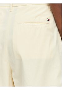 TOMMY HILFIGER - Tommy Hilfiger Bermudy WW0WW49595 Beżowy jasny Relaxed Fit. Kolor: beżowy. Materiał: bawełna #4
