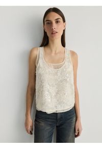 Reserved - Bluzka z lyocellu z cekinami - kremowy. Kolor: kremowy. Materiał: tkanina #1