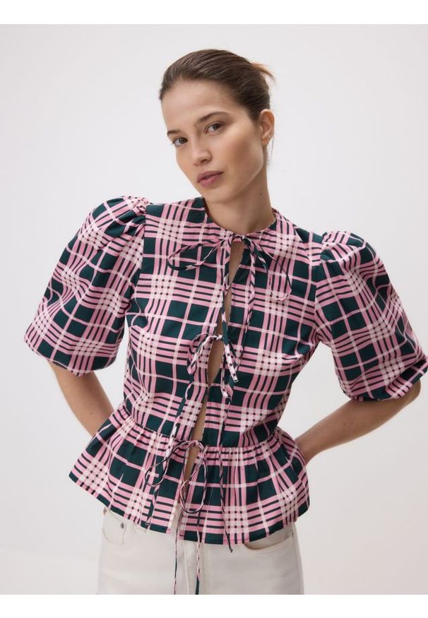 Reserved - Wiązana bluzka z baskinką - wielobarwny. Materiał: tkanina, bawełna