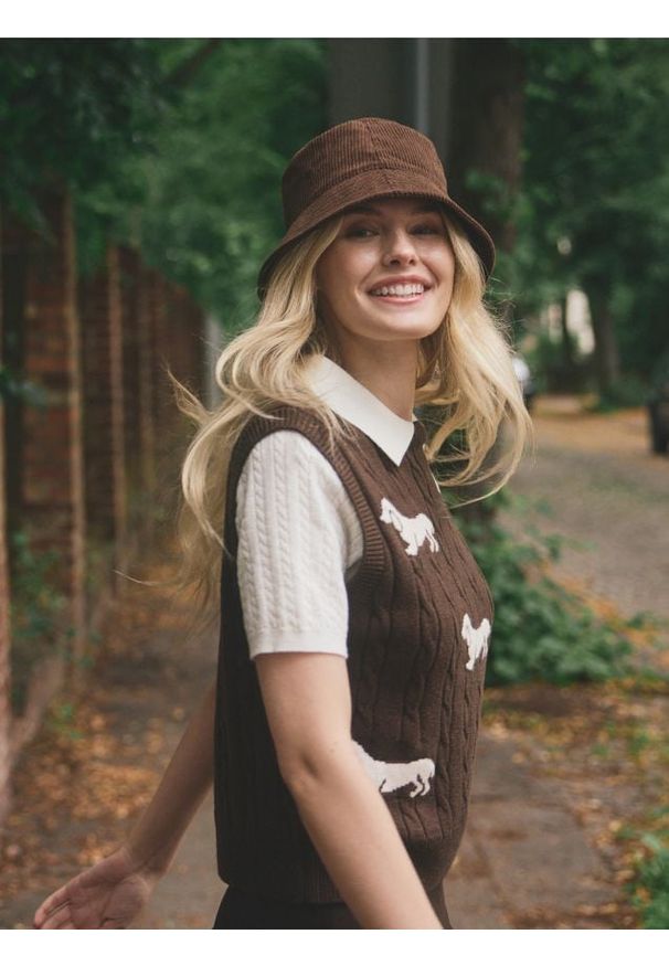 Reserved - Sweter z kołnierzykiem polo - kremowy. Typ kołnierza: polo. Kolor: kremowy. Materiał: dzianina. Wzór: gładki