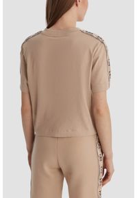 Guess - GUESS Ciemnobeżowy bawełniany t-shirt damski z lampasami Britney, Rozmiar XL. Okazja: na co dzień. Kolor: beżowy. Materiał: bawełna. Styl: elegancki, casual, sportowy #3