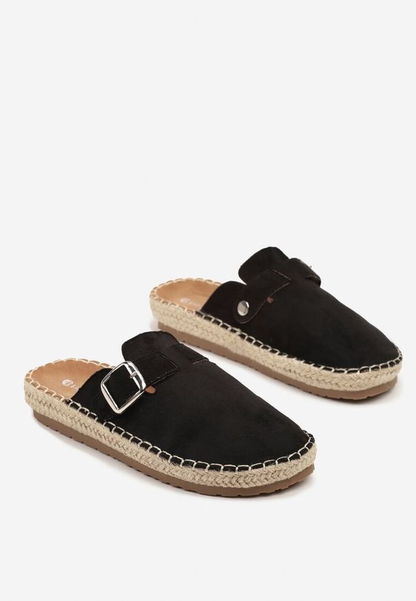 Born2be - Czarne Klapki w Stylu Chodaków z Klamrą i Plecioną Podeszwą Zindara. Okazja: na co dzień. Kolor: czarny. Materiał: len. Styl: boho, elegancki, casual