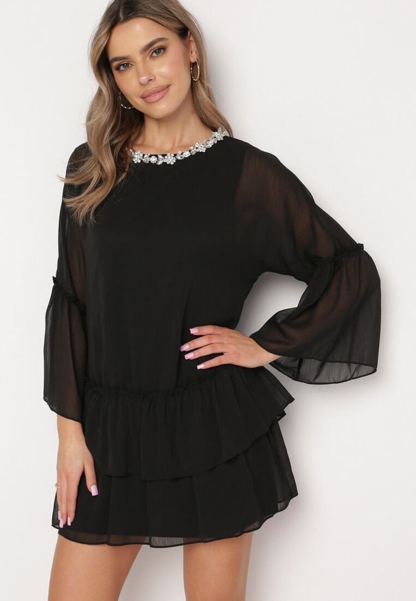 Born2be - Czarna Rozkloszowana Sukienka Mini z Dekoltem Ozdobionym Cyrkoniami i Falbanką Stevianta. Kolor: czarny. Wzór: aplikacja. Długość: mini