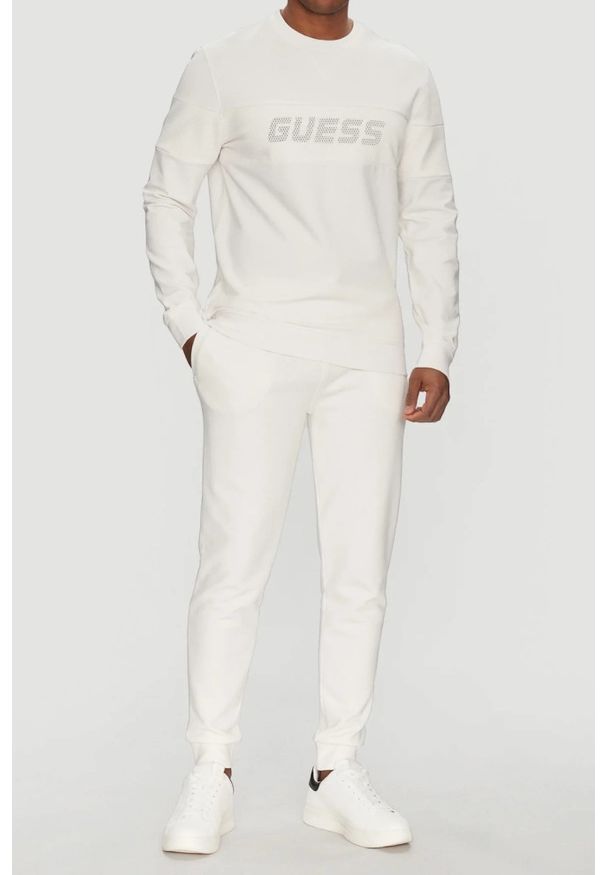 Guess - GUESS Białe spodnie męskie Aldwin, Rozmiar L. Kolor: biały. Materiał: materiał, bawełna, poliester