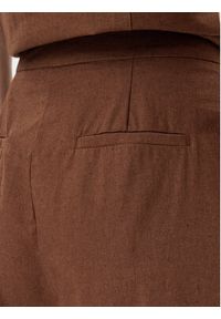 Barbour Spodnie materiałowe Barbour Lucy LTR0384BR53 Brązowy Regular Fit. Kolor: brązowy. Materiał: bawełna