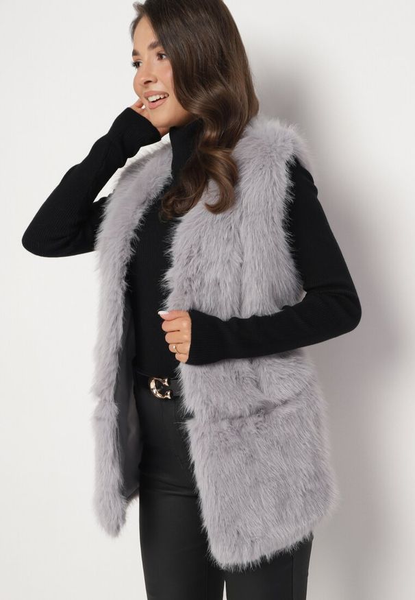 Born2be - Szara Kamizelka z Futerka Ozdobiona Wstawkami z Ekoskóry Robenissa. Kolor: szary. Materiał: futro. Wzór: aplikacja