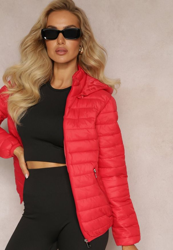 Renee - Czerwona Pikowana Kurtka z Odpinanym Kapturem Sissata. Kolor: czerwony. Materiał: tkanina. Wzór: aplikacja. Sezon: jesień, wiosna. Styl: elegancki