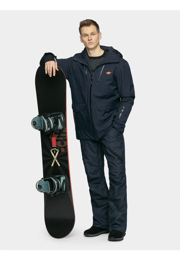 4f - Kurtka snowboardowa męska. Typ kołnierza: kaptur. Kolor: niebieski. Materiał: materiał, mesh. Sezon: zima. Sport: snowboard