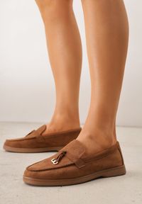 Born2be - Jasnobrązowe Lekkie Mokasyny VICES z Metalowymi Ozdobami i Skórzaną Wkladką Adrialee. Nosek buta: okrągły. Kolor: brązowy. Materiał: skóra. Wzór: aplikacja. Obcas: na obcasie. Styl: klasyczny. Wysokość obcasa: niski #1