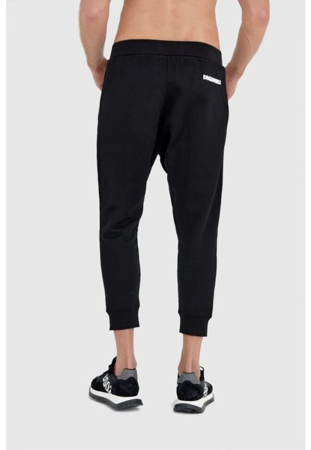 DSQUARED2 Czarne spodnie męskie relax dean joggers. Kolor: czarny. Materiał: bawełna