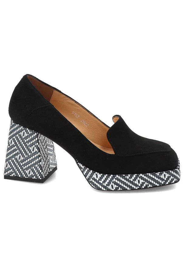 Czarne Półbuty Armodo Damskie Eleganckie Buty. Okazja: na randkę. Zapięcie: bez zapięcia. Kolor: czarny. Szerokość cholewki: normalna. Wzór: geometria. Materiał: zamsz, skóra. Sezon: wiosna. Obcas: na słupku, na obcasie. Styl: elegancki. Wysokość obcasa: średni