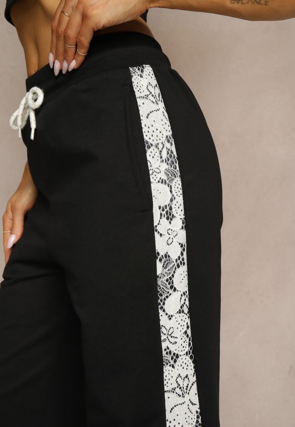 Renee - Czarne Spodnie Dresowe z Bawełną High Waist i Koronkowymi Lampasami Eviariel. Okazja: na co dzień. Stan: podwyższony. Kolor: czarny. Materiał: bawełna, dresówka, koronka. Styl: casual