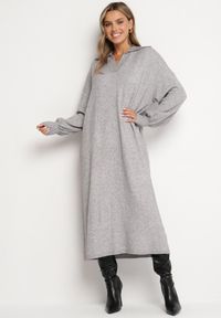 Born2be - Szara Pudełkowa Sukienka Sweterkowa z Wiskozą Szerokimi Rękawami i Kołnierzykiem Rinfera. Kolor: szary. Materiał: wiskoza. Typ sukienki: proste. Styl: wizytowy, elegancki #1
