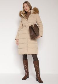 Born2be - Beżowa Długa Kurtka Pikowana z Kapturem z Futerkiem i Paskiem w Talii Avesiia. Okazja: do pracy, na spotkanie biznesowe. Typ kołnierza: kaptur. Kolor: beżowy. Materiał: futro. Długość: długie. Styl: biznesowy #3