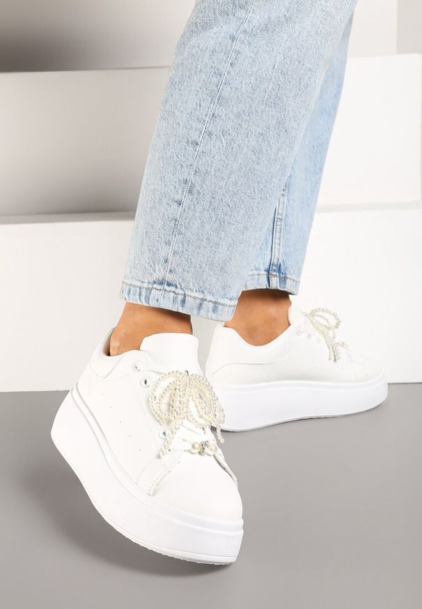 Renee - Białe Sneakersy na Platformie z Perełkami i Metalowymi Kuleczkami Selavia. Okazja: na co dzień. Kolor: biały. Materiał: jeans. Obcas: na platformie