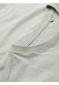 Ombre Clothing - Casualowy męski t-shirt z naszywką na kieszeni – jasnoszary V2 OM-TSCT-0109 - XXL. Okazja: na co dzień. Kolor: szary. Materiał: guma, bawełna, jersey, skóra. Wzór: aplikacja. Styl: casual #3