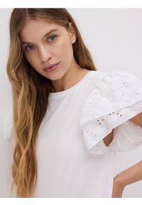 Reserved - T-shirt z ażurowymi rękawami - biały. Kolor: biały. Materiał: bawełna. Wzór: ażurowy