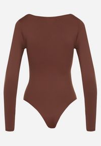 Born2be - Brązowe Body Ozdobione Metaliczną Aplikacją Furriva. Okazja: na imprezę, na co dzień. Kolor: brązowy. Wzór: aplikacja. Styl: glamour, klasyczny, casual, elegancki